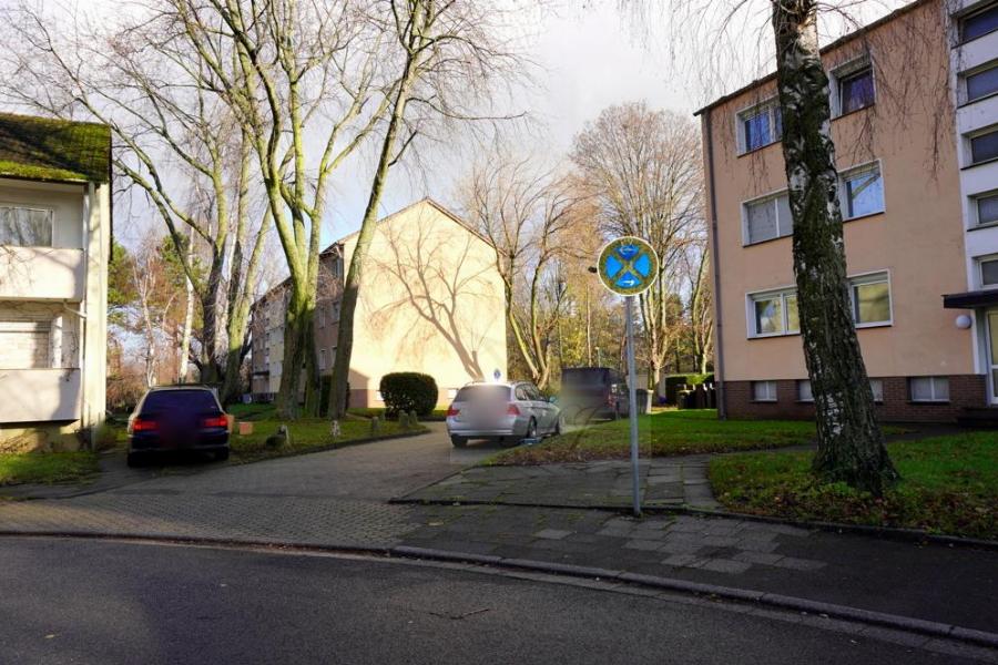 Außenansicht und Teilblick Hauszugang Nr_11 und Zufahrt zu der Garagenanlage