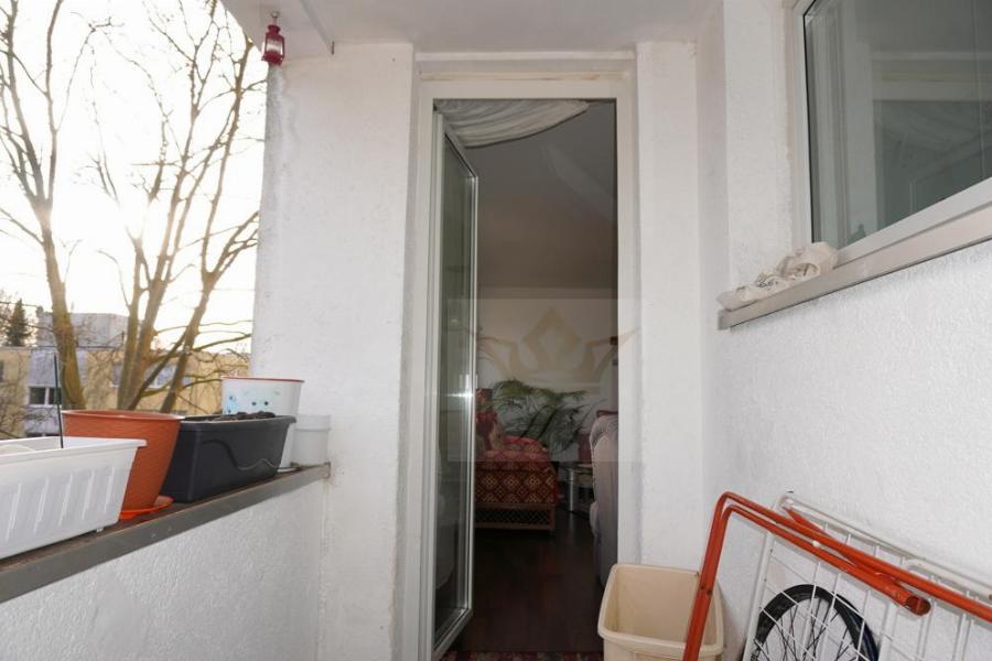 Teilblick Balkon und Zugang in das Wohnzimmer