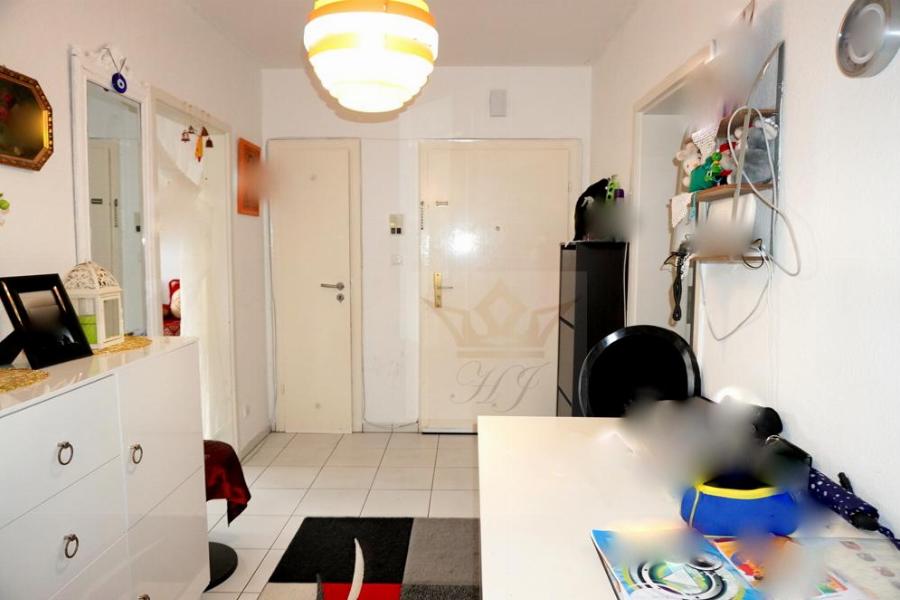 Dielenblick mit Wohnungstür
