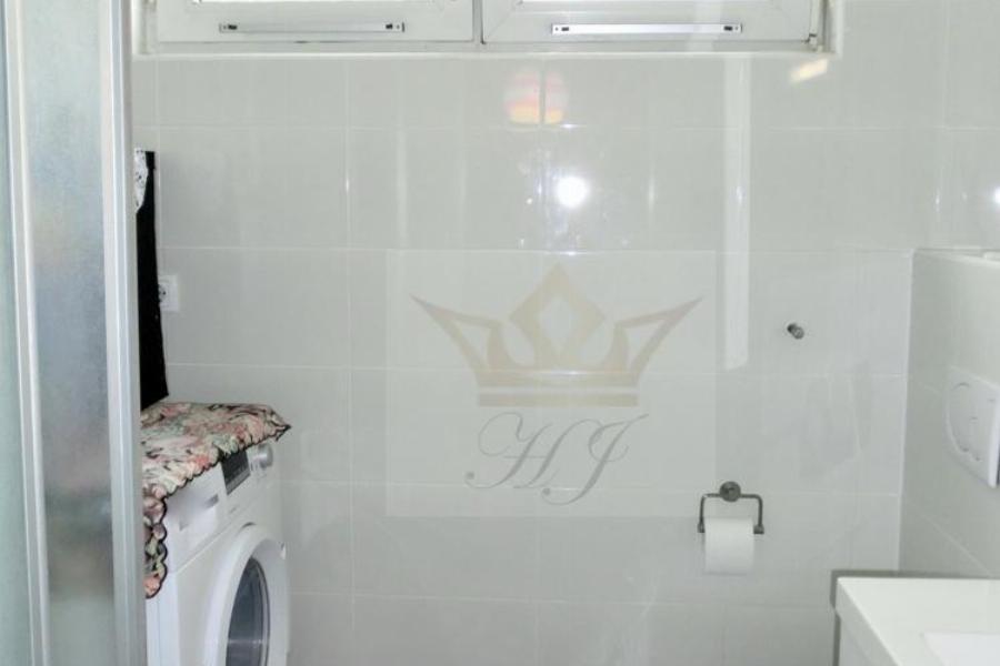 Blick in die Dusche mit Tageslicht Fenster