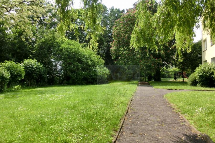 Gepllegte Grün- und Nebenflächen von der Wohnanlage