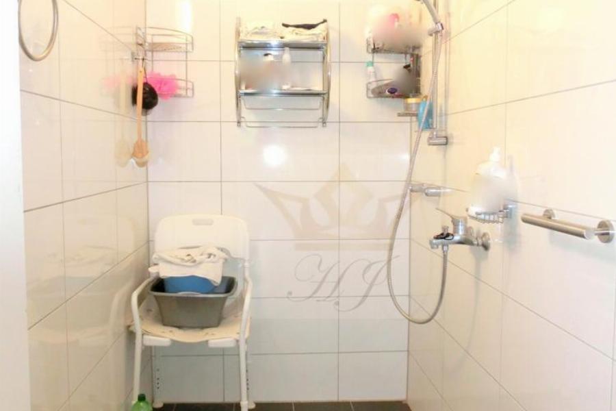 Nachträglich errichtetes Barrierefreies Duschbad im Wohnbereich