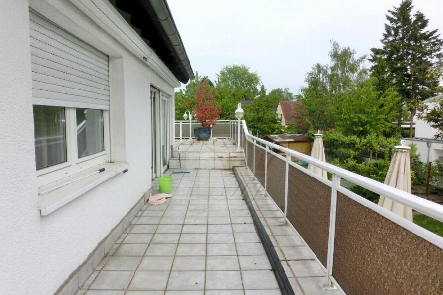 Teilblick Balkon und Zugang auf die großräumige Terrasse