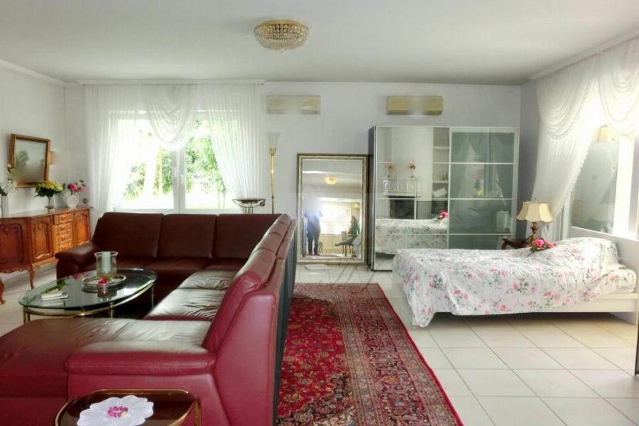 Teilblick Wohnzimmer im EG