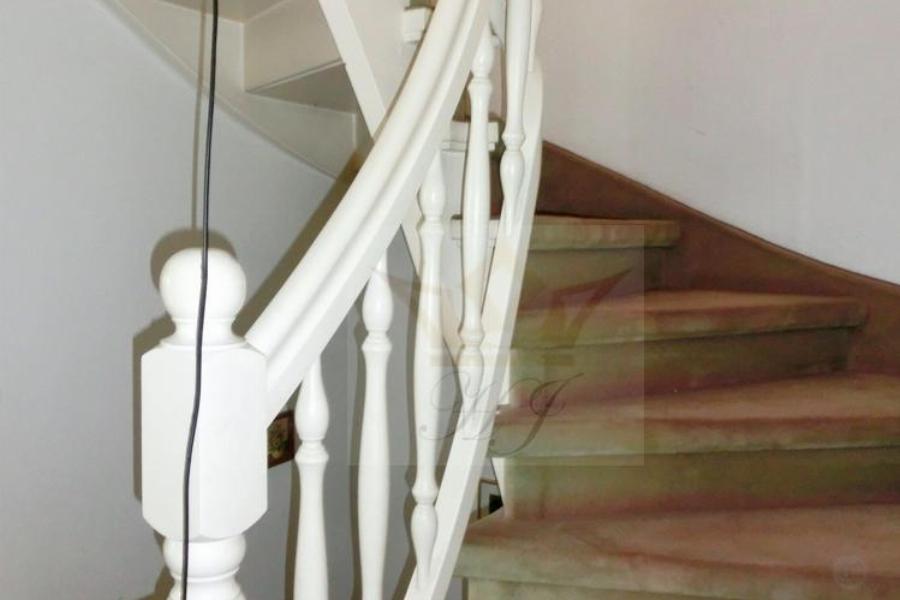 Innenliegende Treppe in das Obergeschoss und Keller