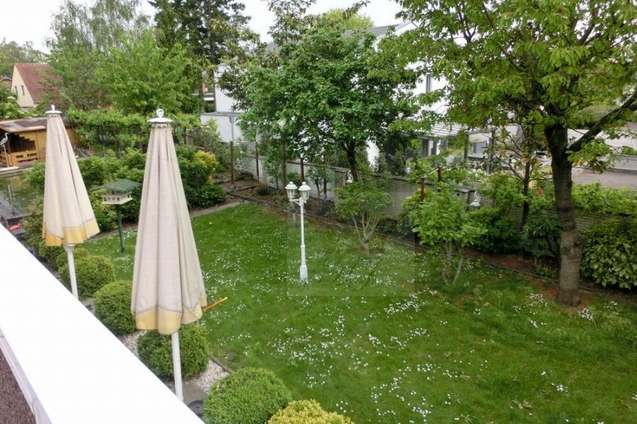 Garten von dem Balkon im OG
