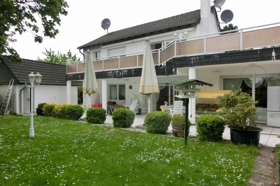 Rückwärtige Hausansicht mit Garage