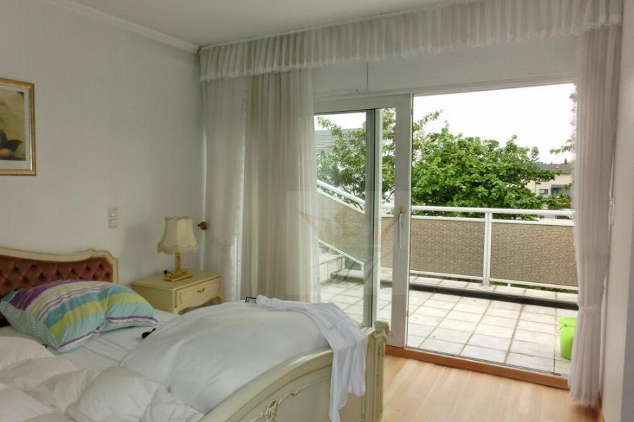 Elternschlafzimmer mit Zugang auf die Terrasse im OG