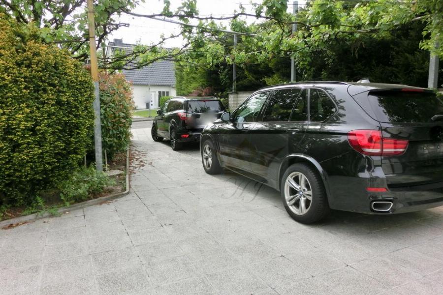 Großzügiger Hauszugang mit Stellplatzmöglichkeiten