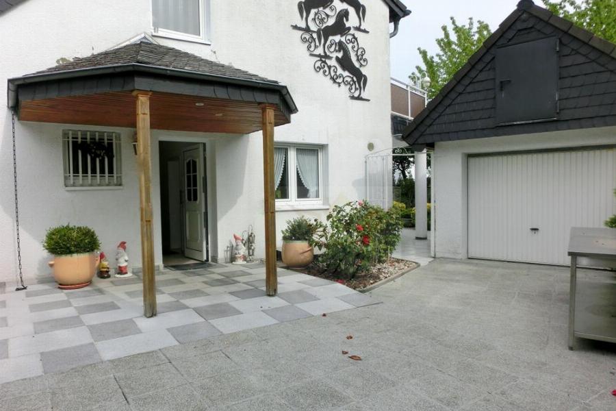 Hauszugang mit Garage