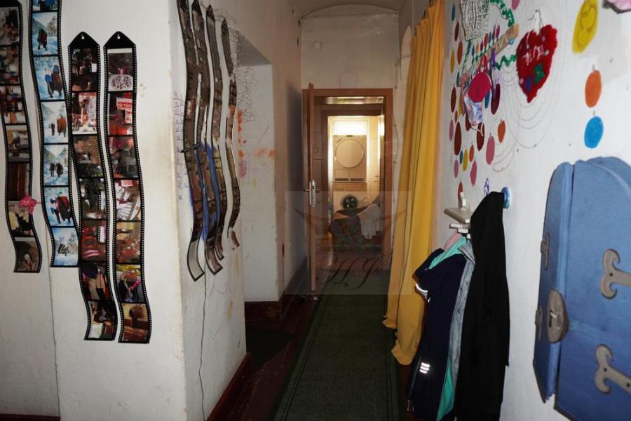 Flur zu Kinderzimmer und Sanitärräume im OG