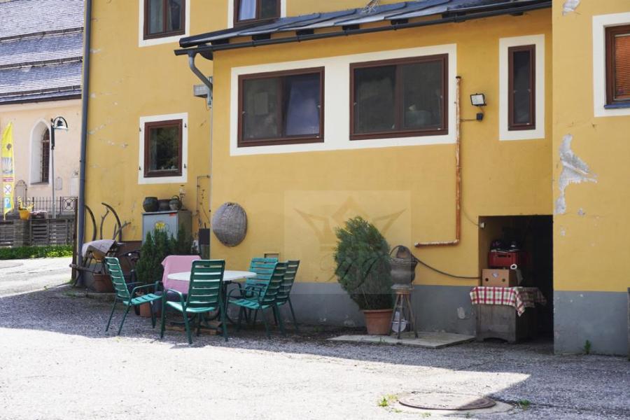 Teilblick Hausrückseite mit Sitzgelegenheit