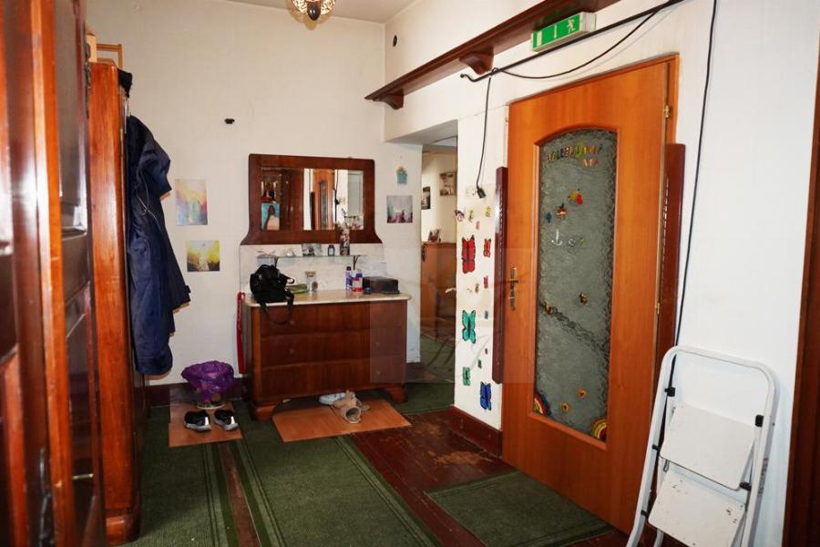 Flur mit Zugang zu weiteren Räumen im OG