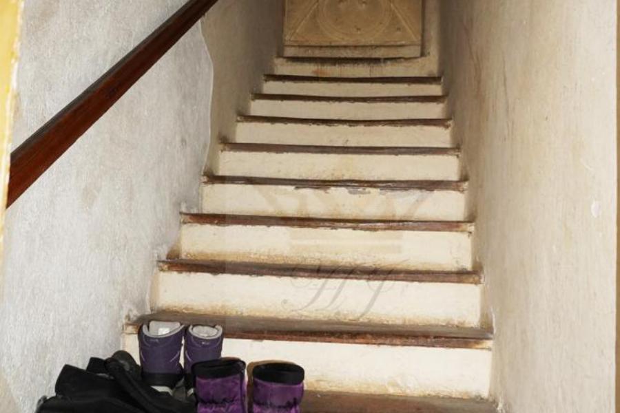 Innenliegende Treppe auf unausgebauten Dachboden mit Wohnraumreserve