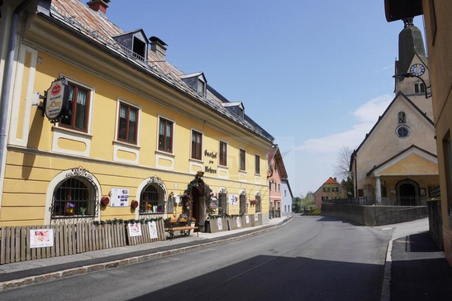 Verkehrsruhige Straße mit Ansicht auf Traditionsgasthof