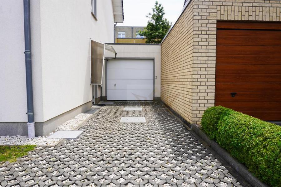 Gepflegte Zuwegung zu der DHH mit Garage
