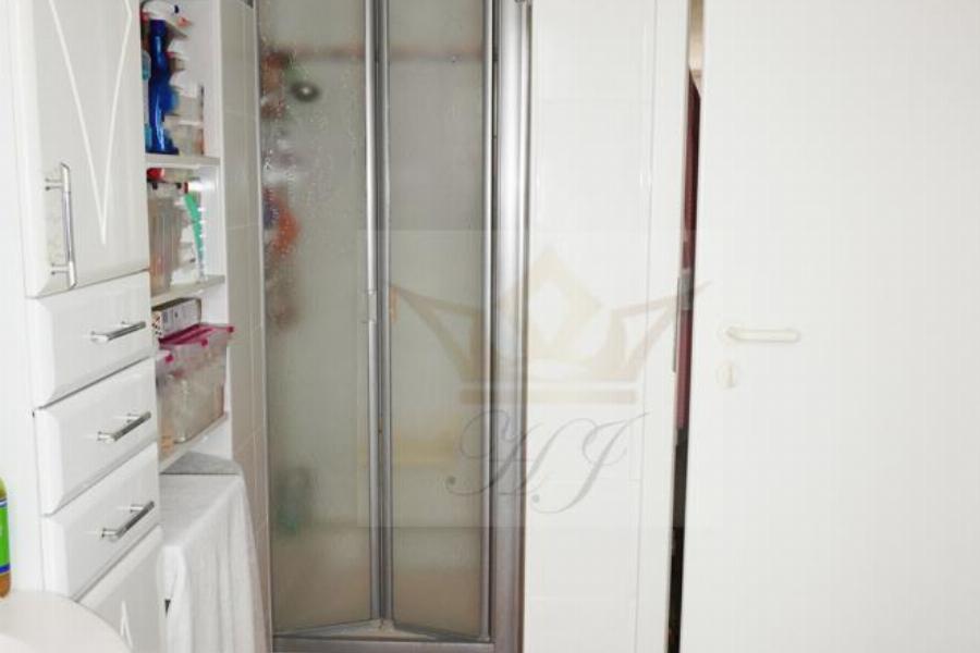 Teiblick Tageslicht Vollbad mit Zugang bodentiefe Dusche im EG