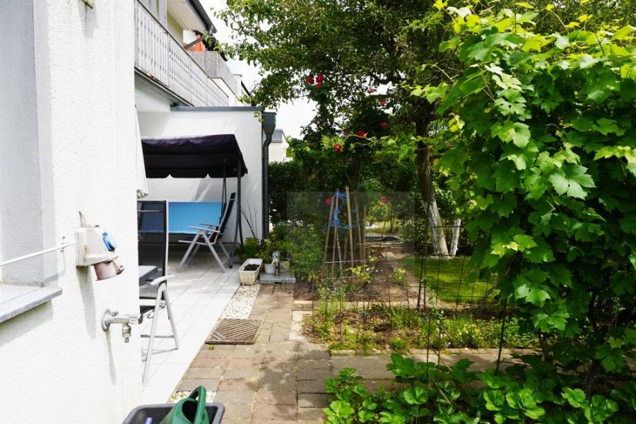 Zugang von der Garage in den Nutzgarten und Süd-Terrasse