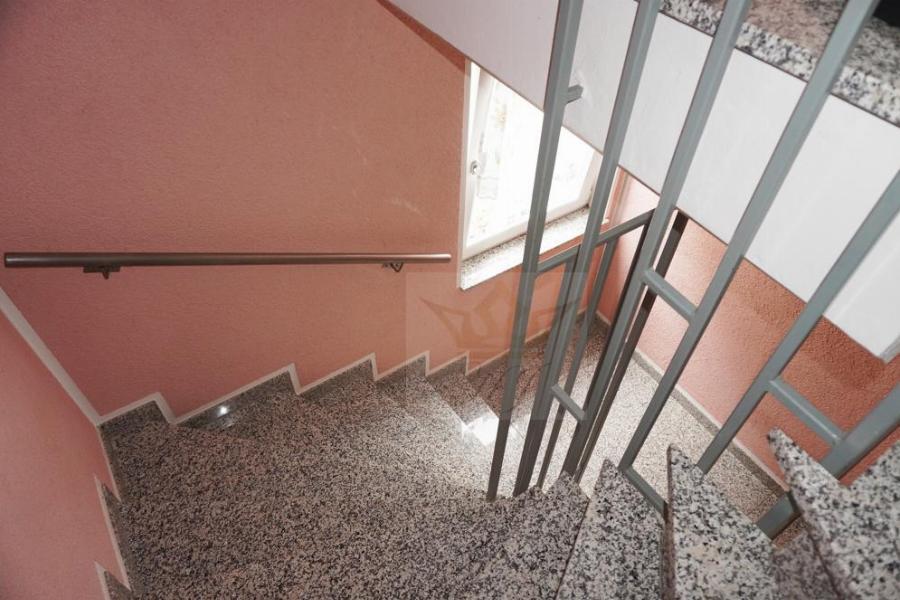 Blick in dag gepflegte Treppenhaus aus dem DG