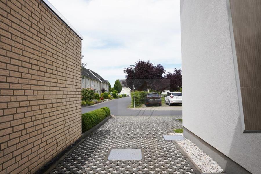 Blick von der Garagenzufahrt auf unmittelbare Nachbarschaft