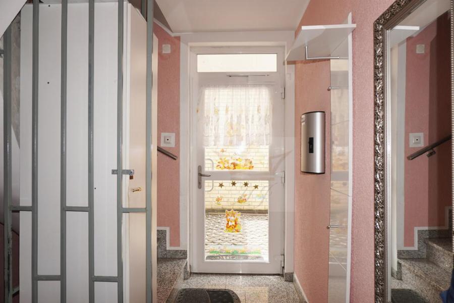 Blick in das Treppenhaus und Hauszugang im EG