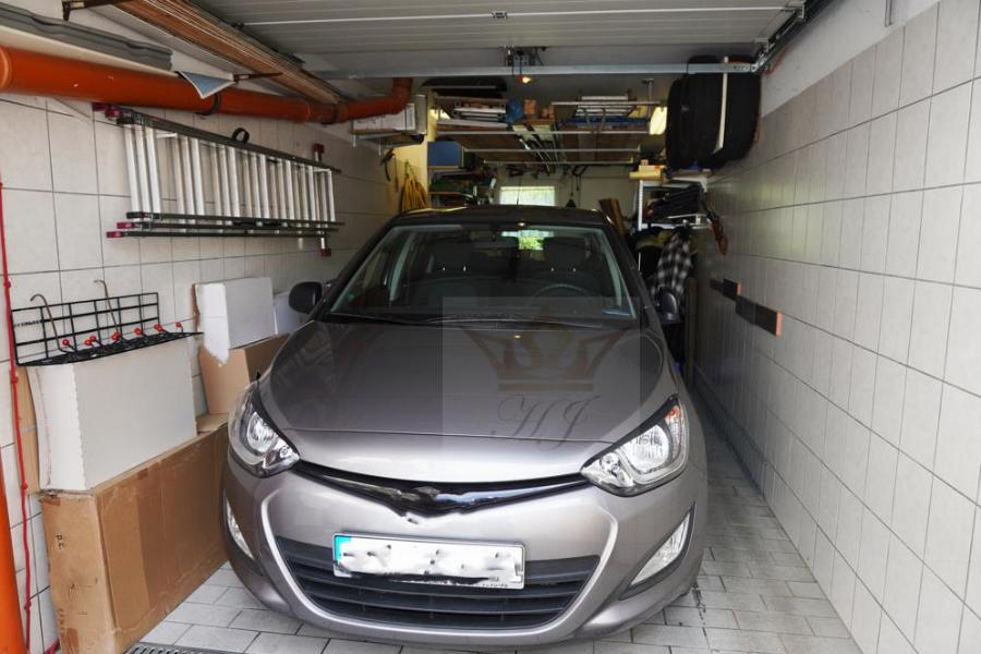 Blick in die Garage mit elektrischem Sektionaltor