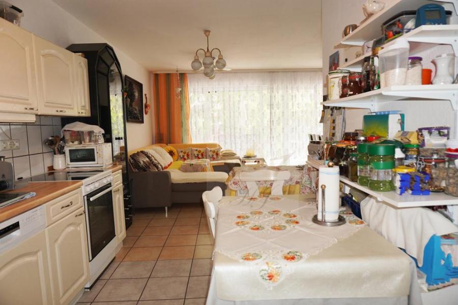 Küchenbereich mit offenem Wohnzimmer im EG