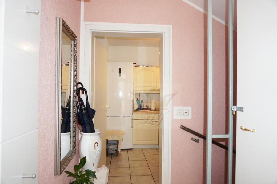 Zugang Wohnung im EG im gepflegten Treppenhaus