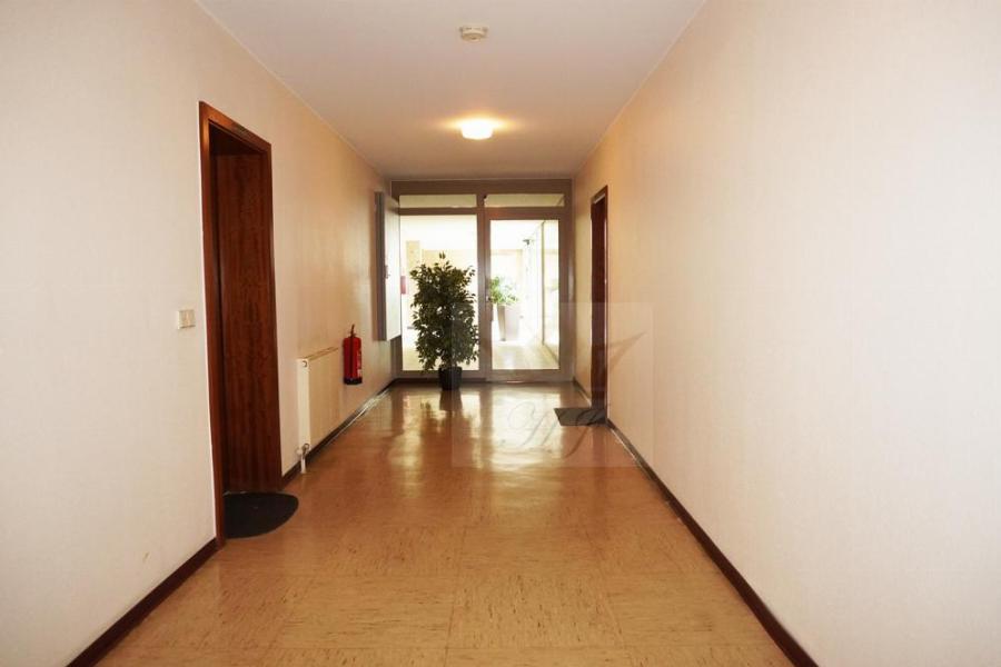 Blick aus der Wohnung auf abgesicherten Hausflur