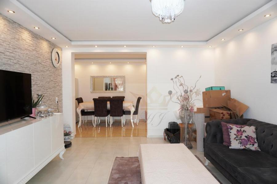 Teilblick offenes Wohnzimmer