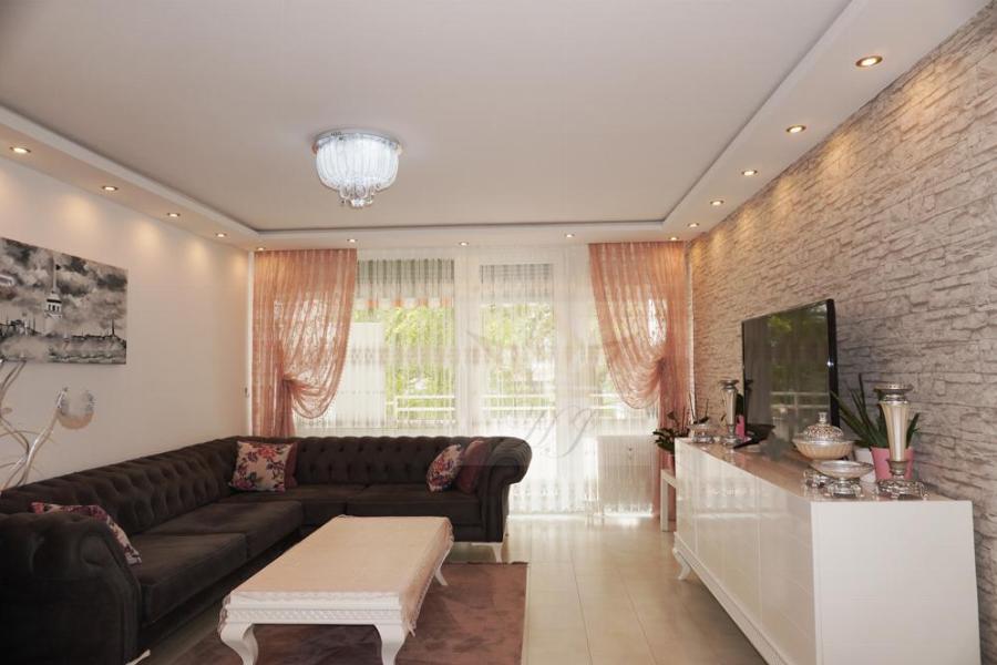 Blick in das offene Wohnzimmer