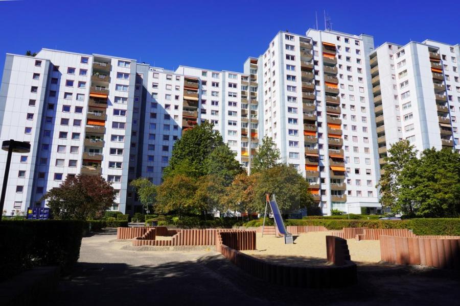 Spielplatz und Wohnanlage