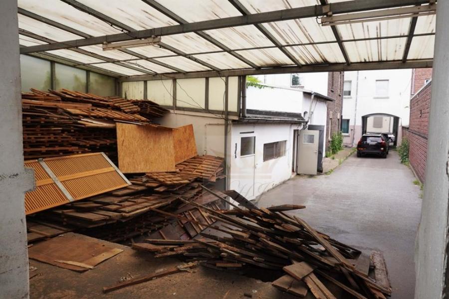 Blick aus Gewerbeeinheit im Hinterhof