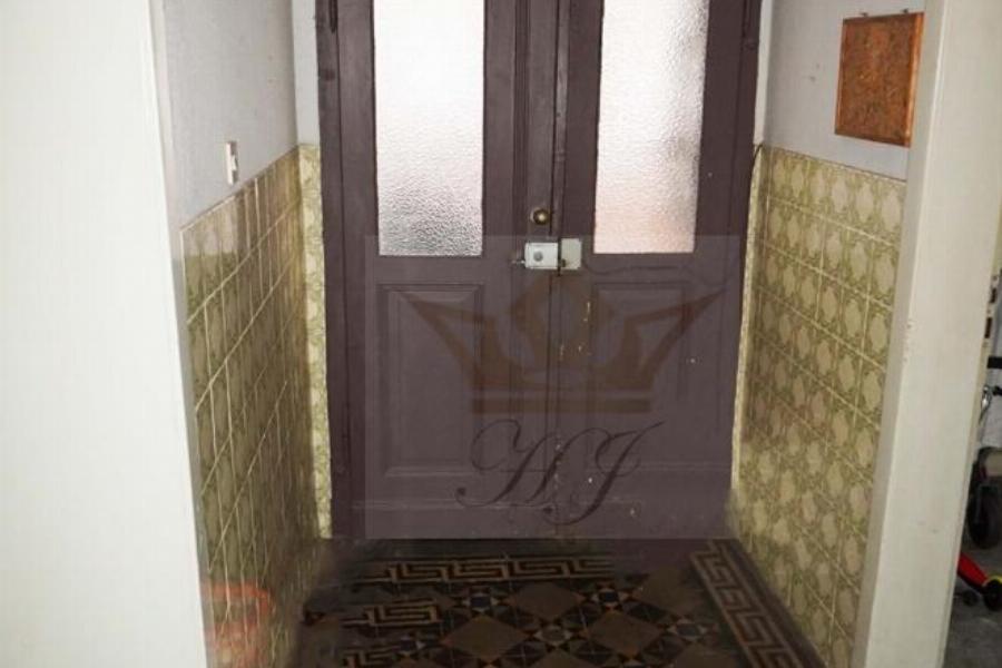 Treppenhausblick auf den Hauseingang im Vorderhaus