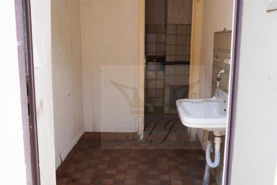 Sanitärer Raum von der Gewerbeeinheit im Hinterhof