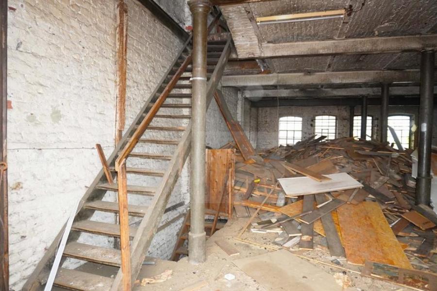 Blick auf Treppe mit Zugang auf Dachboden der Gewerbeeinheit im Hinterhof