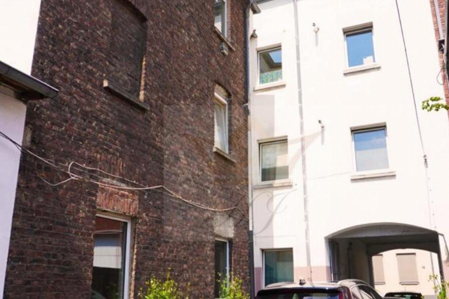 Rückwärtige Ansicht mit Anbau aus dem Hinterhof