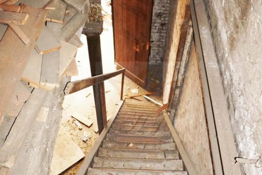 Blick auf Innenführende Treppe der Gewerbeeinheit im Innenhof
