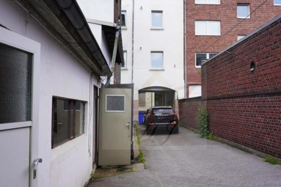 Blick von der rückwärtigen Gewerbeeinheit in den Innenhof