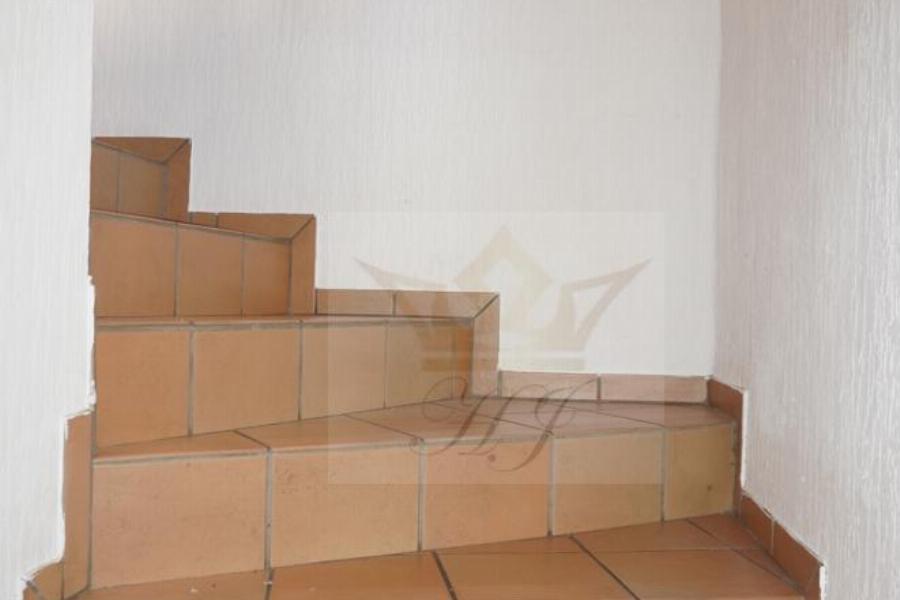 Innenliegende Kellertreppe mit flachen Stufen