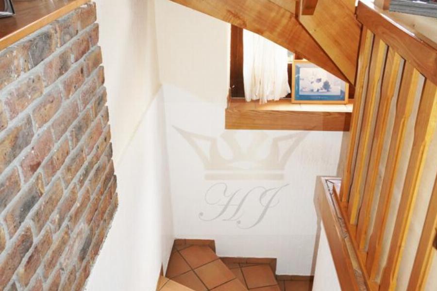 Innenliegende Treppe in den Keller