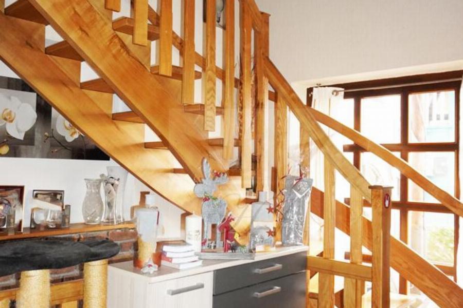 Blick auf innenliegende Treppe auf die Empore