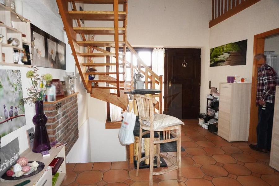 Blick auf den Hauszugang, Treppe und Zugang auf die Empore