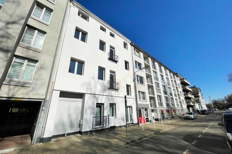 Hausfront und unmittelbare Nachbarschaft