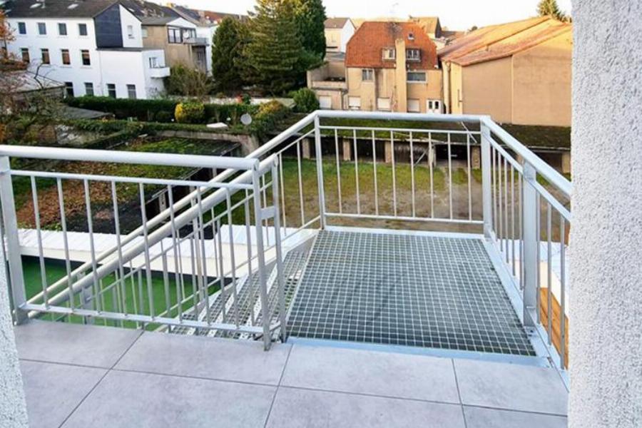 Blick auf die unmittelbare Nachbarschaft und Treppe zur Sonnen-Terrasse