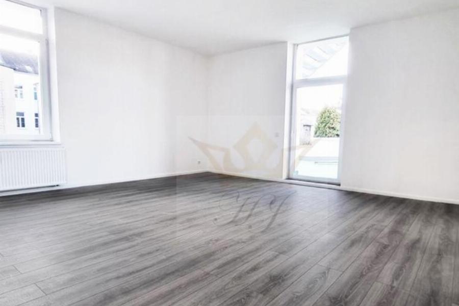 Modernes Wohnzimmer in einer Etagenwohnung nach Sanierung