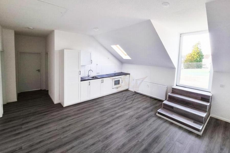 Offene Wohnraumküche mit Zugang auf Sonnen-Terrasse