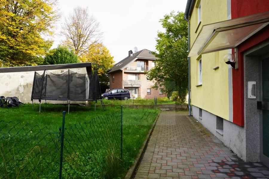 Hauszuwegung zu dem Mehrfamilienhaus