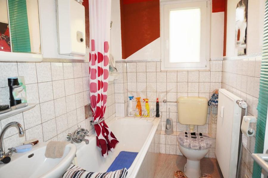 Blick in das Tageslicht Badezimmer im OG links