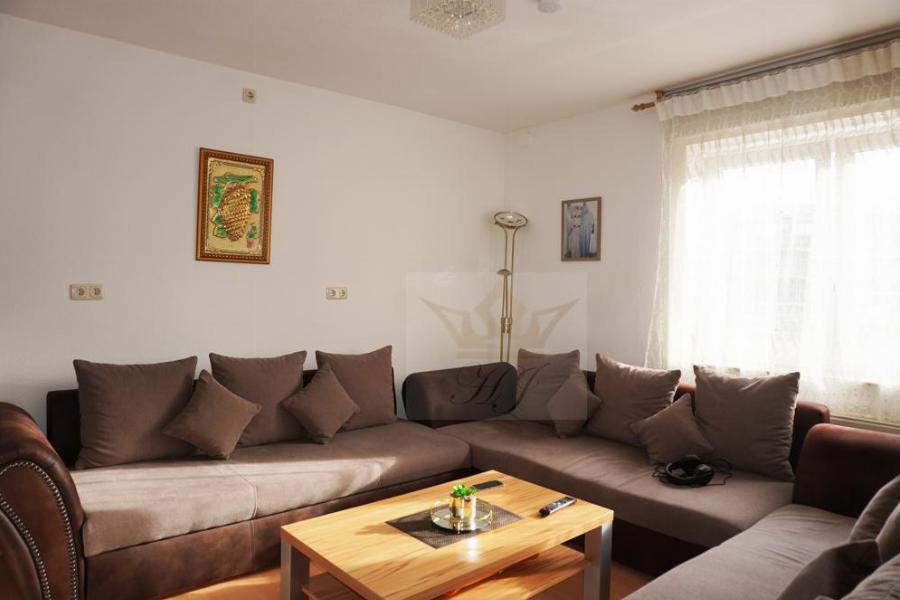 Teilblick weiteres Wohnzimmer im EG